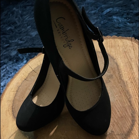 cambridge Shoes - Black heels Size 8